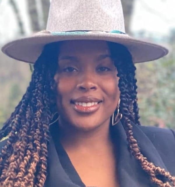 ⁨DESIRÉE TOLIVER SEEKS SUPPORT FROM COMMUNITY MEMBERS